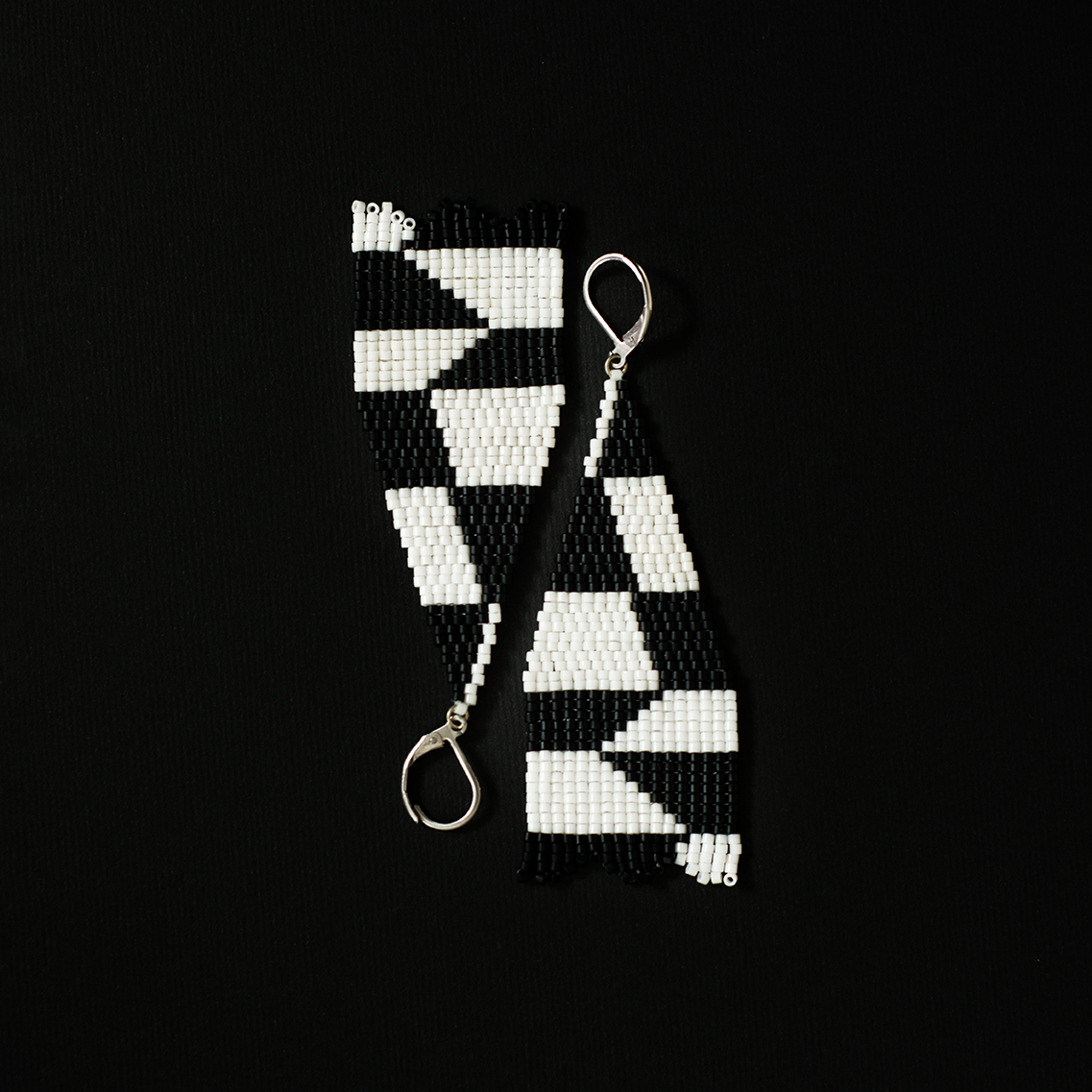 Pendientes tejidos abstractos Carmen B&W